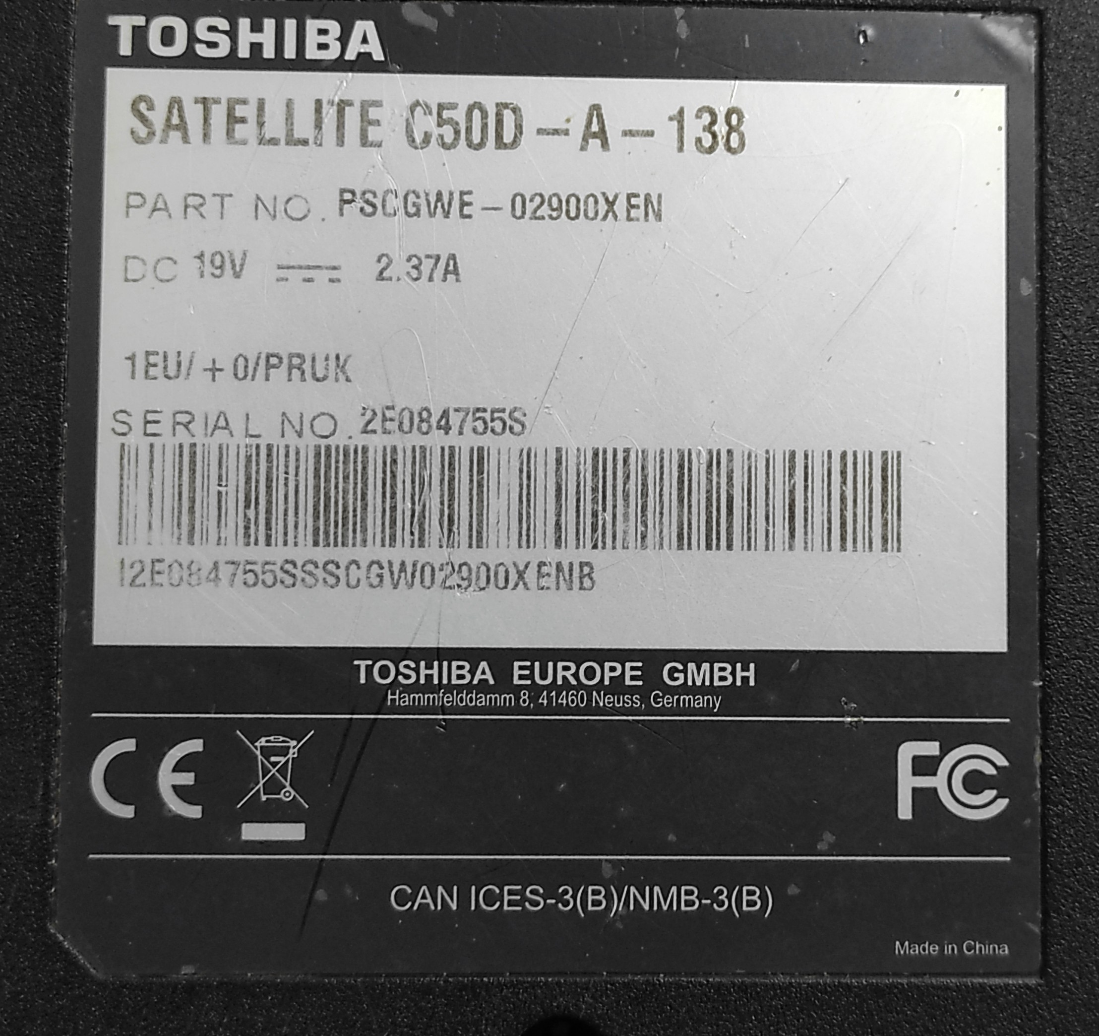 Naklejka znamionowa laptopa z napisami: TOSIBA Satellite C50D-A-138 s/n 2E084755S.