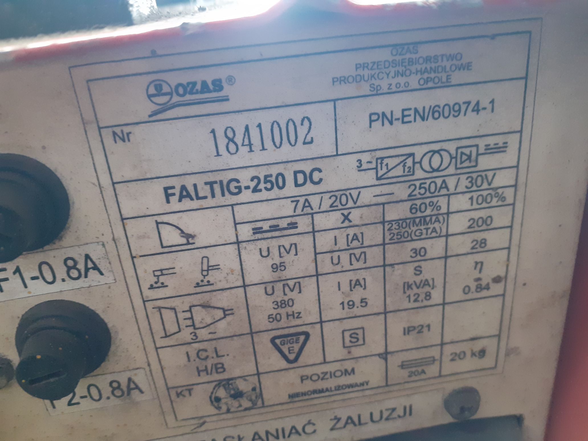 Tabliczka znamionowa spawarki FALTIG 250 DC z parametrami urządzenia.