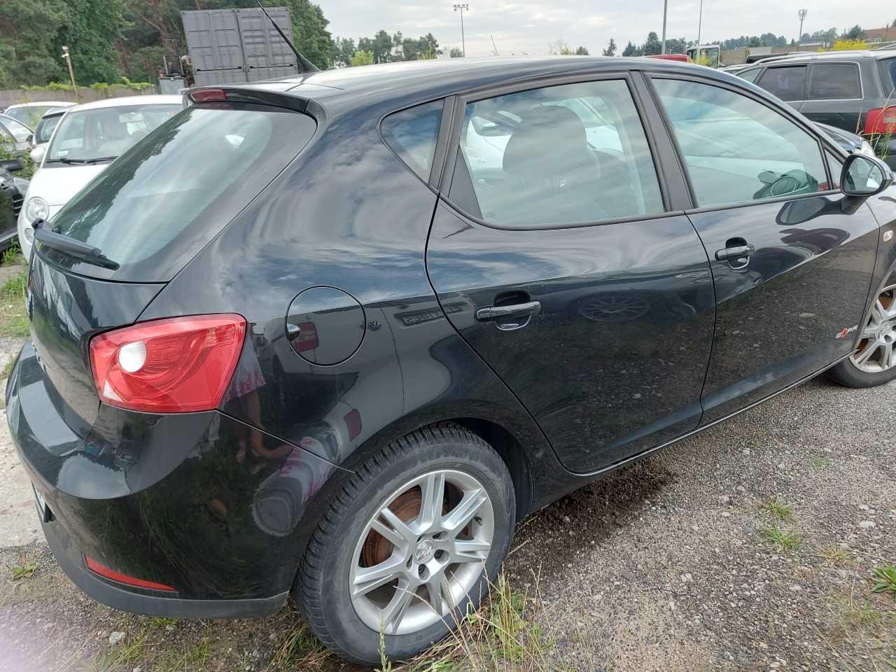 Prawa strona pojazdu, boczne szyby są nieprzyciemniane.