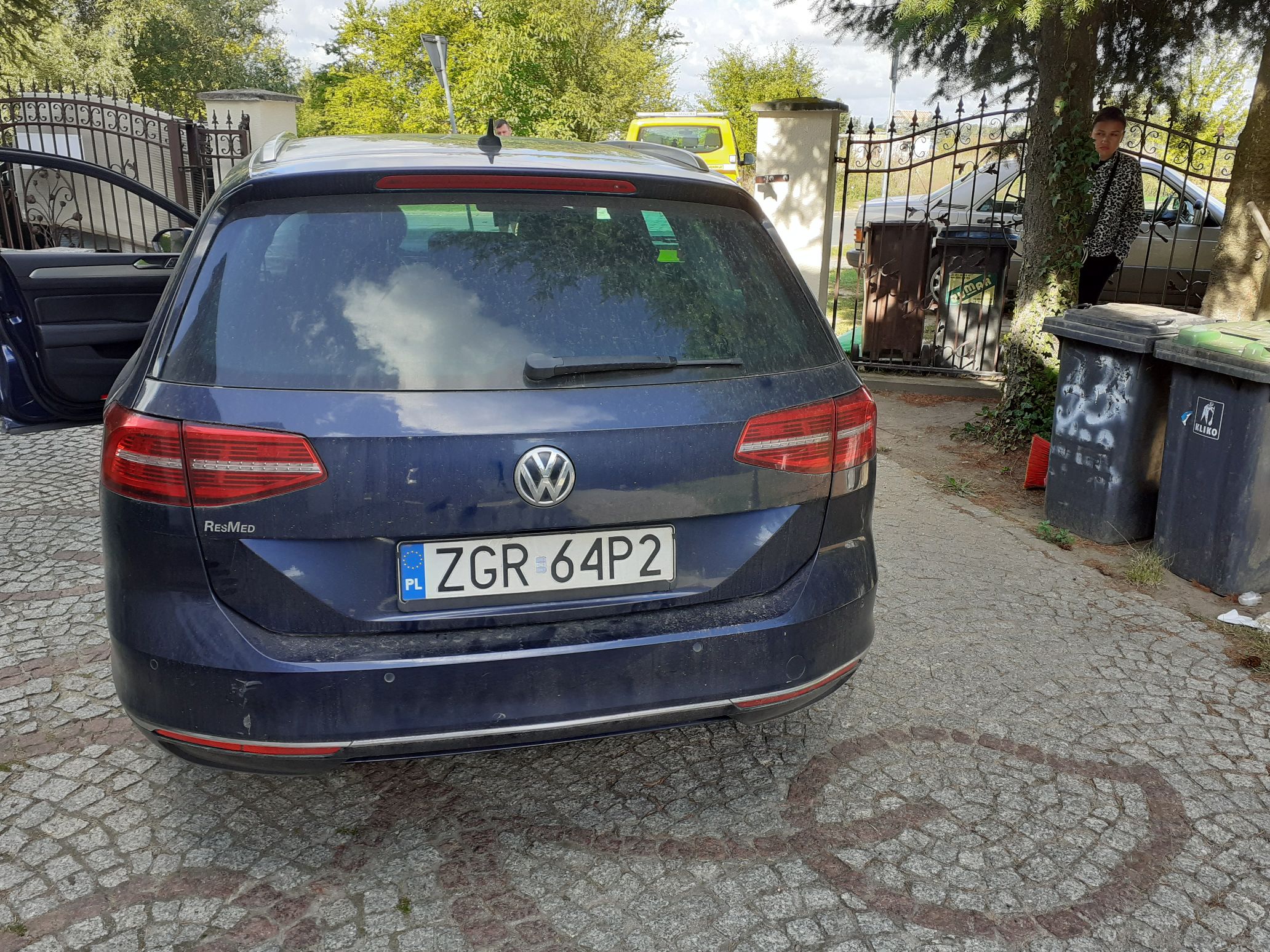 Tył pojazdu z widoczną tablicą rejestracyjną.