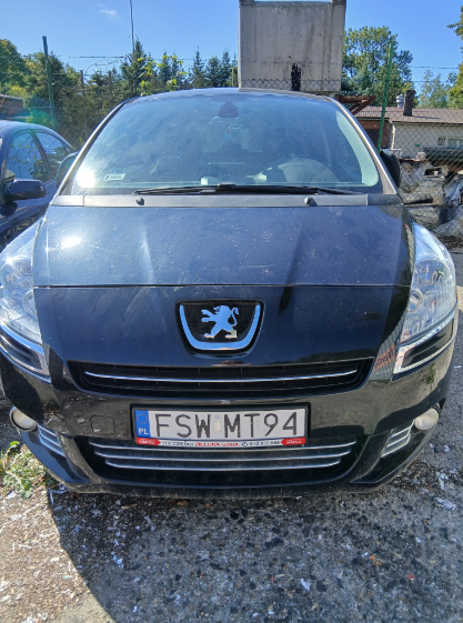 Przód czarnego Peugeota 5008 bez widocznych uszkodzeń