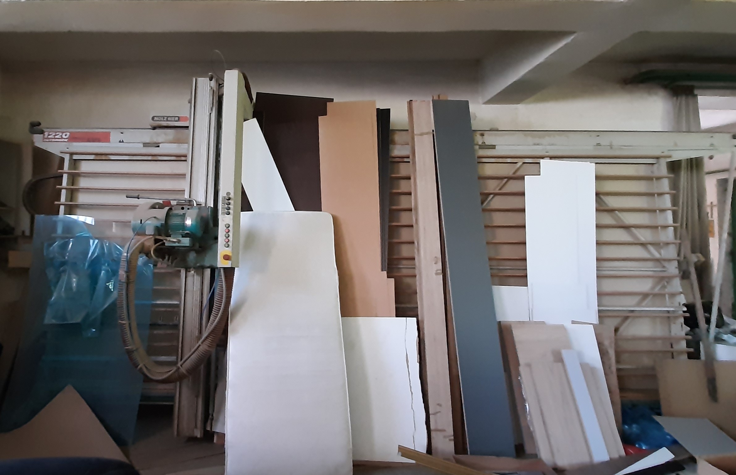 Pionowa ściana tnąca HOLZ-HER 1220 Automatic do cięcia płyt drewnianych. Maszyna w kolorze biało-szarym.