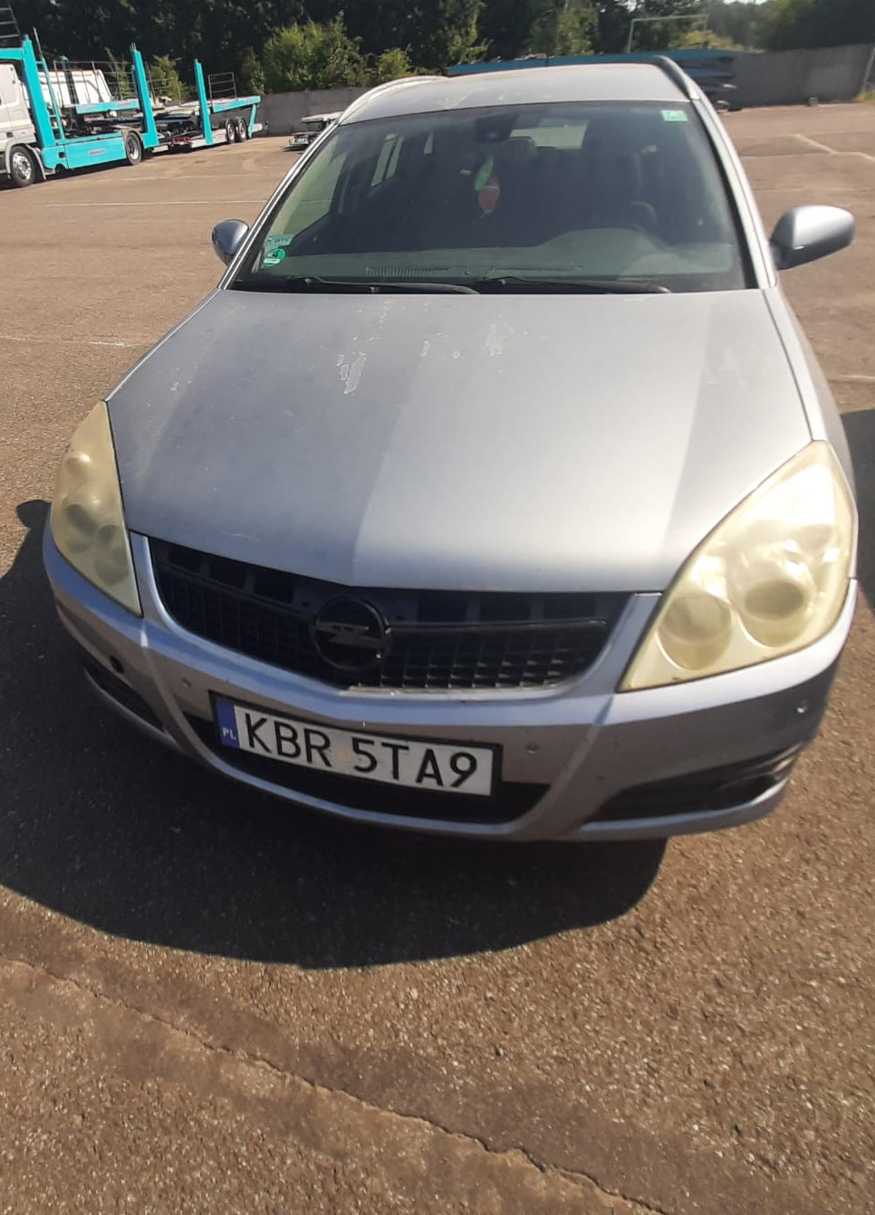 Przód samochodu Opel Vectra, kolor srebrny.