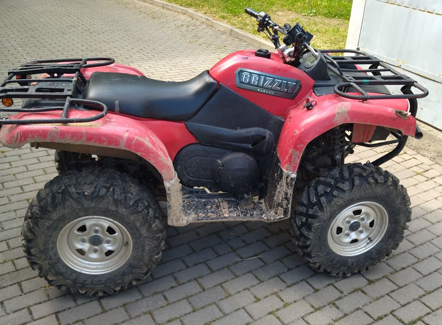 Quad Yamaha Grizlly w kolorze czerwonym widok z prawej strony