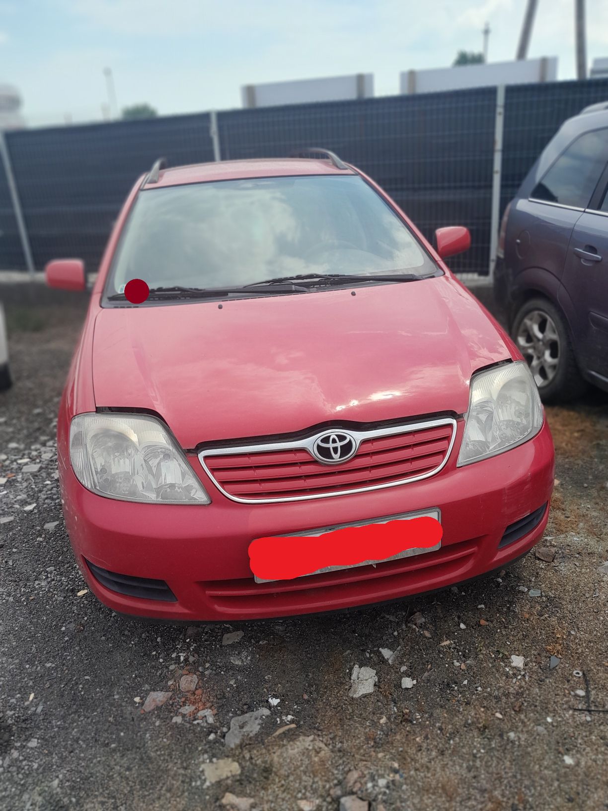 Czerwona Toyota Corolla, widziana od przodu