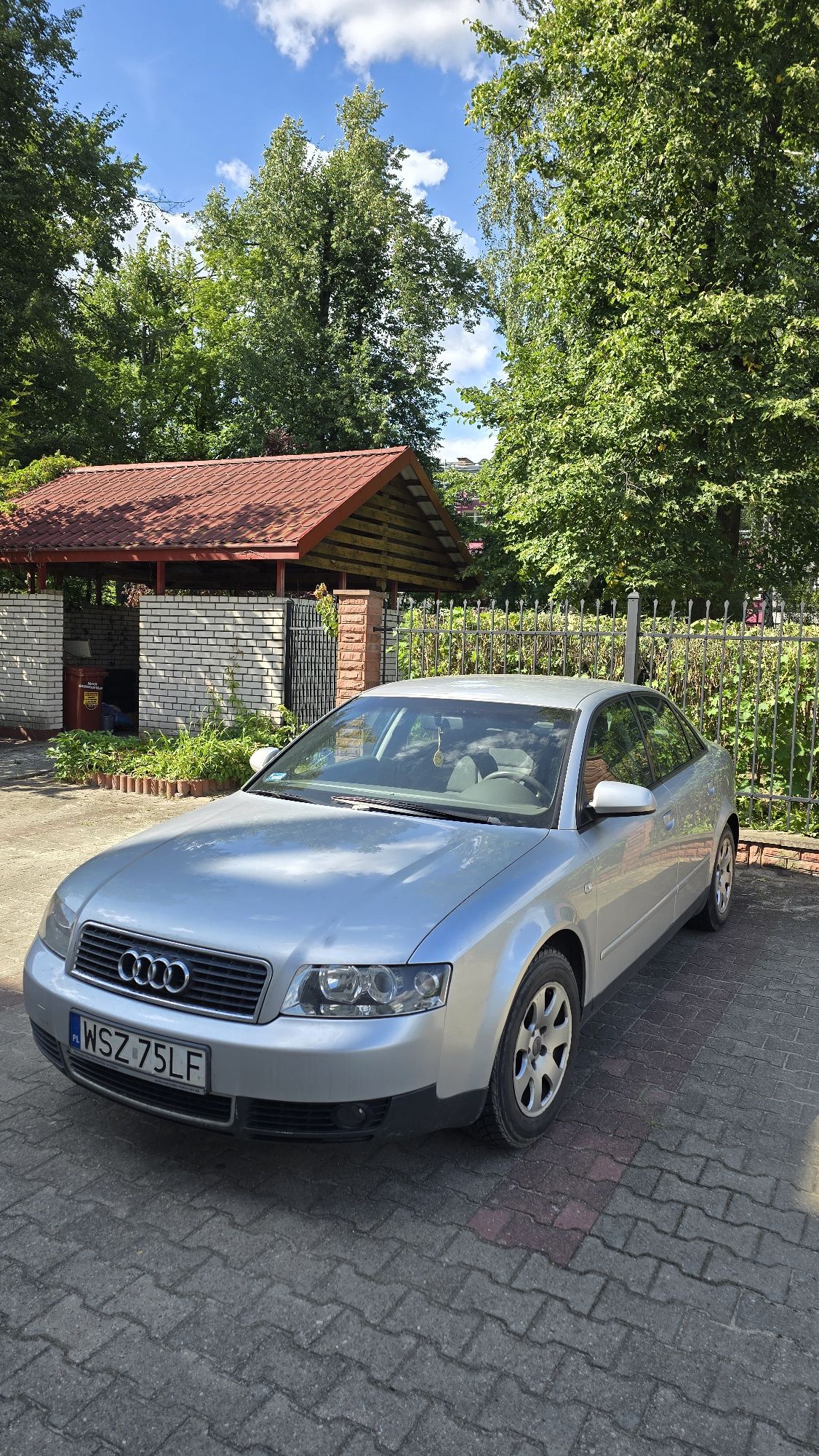 Prawy przedni profil pojazdu, brak wgnieceń, karoseria w stanie zadowalającym