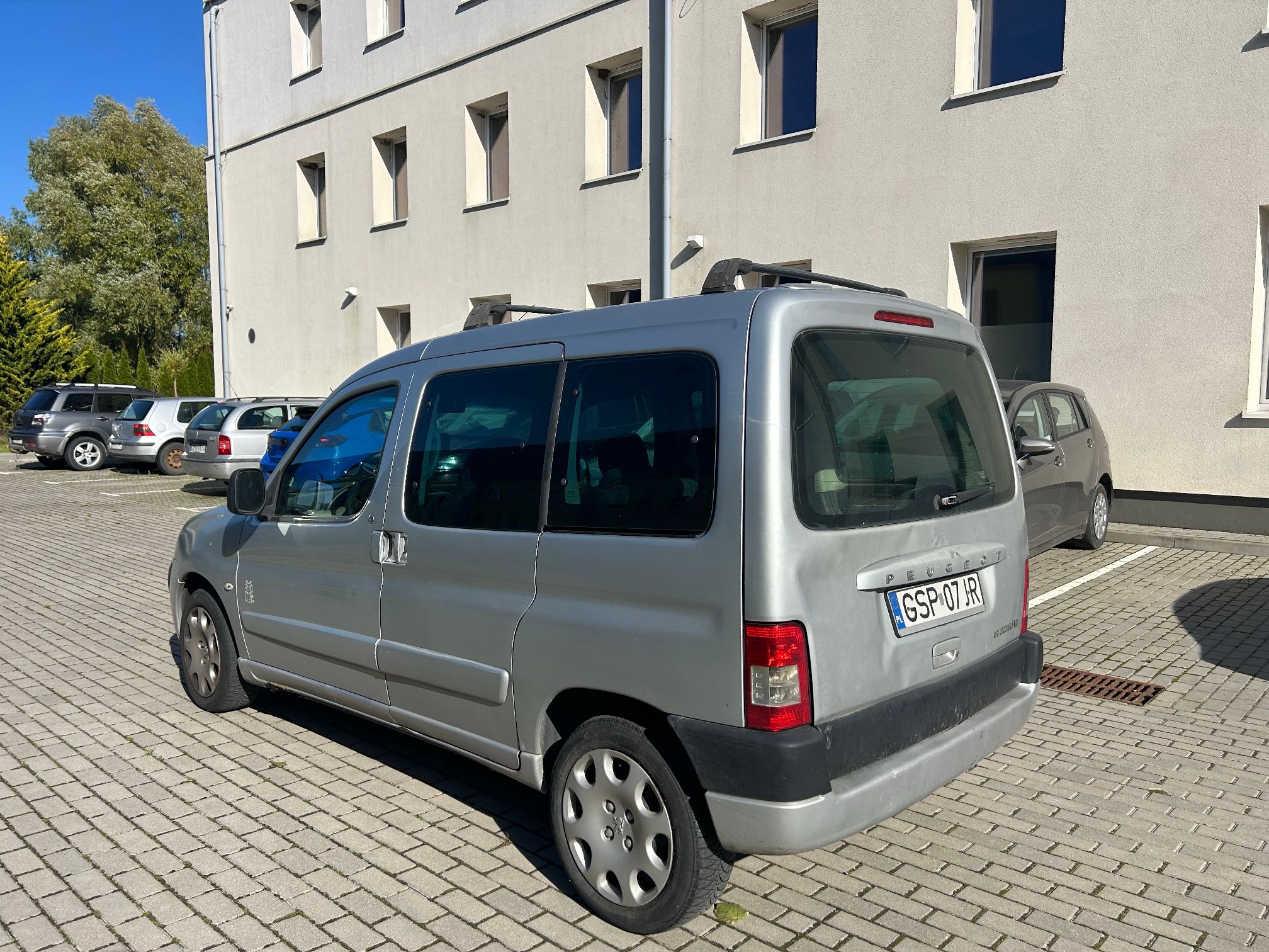 Lewy bok pojazdu koloru srebrnego.