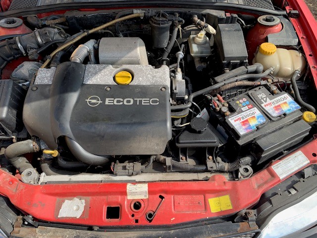 Na zdjęciu widoczna jest komora silnika samochodu marki Opel.