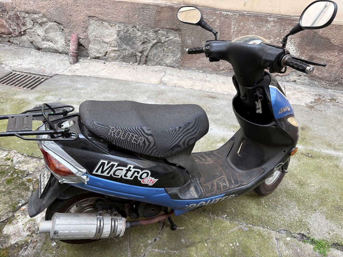 Prawy bok motoroweru w kolorze niebiesko - czarnym