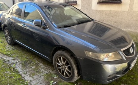 Zdjęcie przedmiotu przedstawia pojazd Honda z prawej strony.