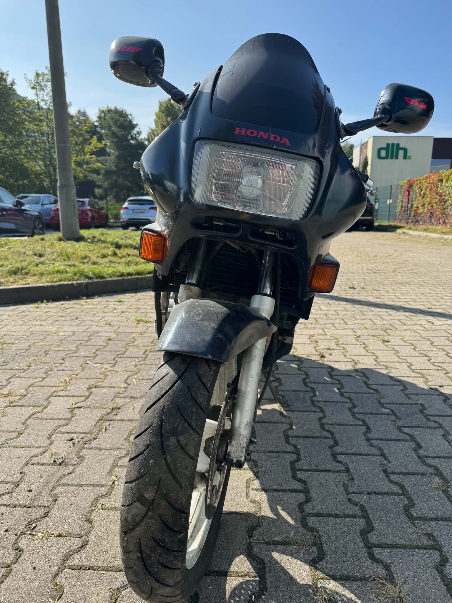 Motocykl widoczny z przodu, lampa i migacze nieuszkodzone