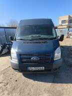 ciemnoniebieski van Ford Transit