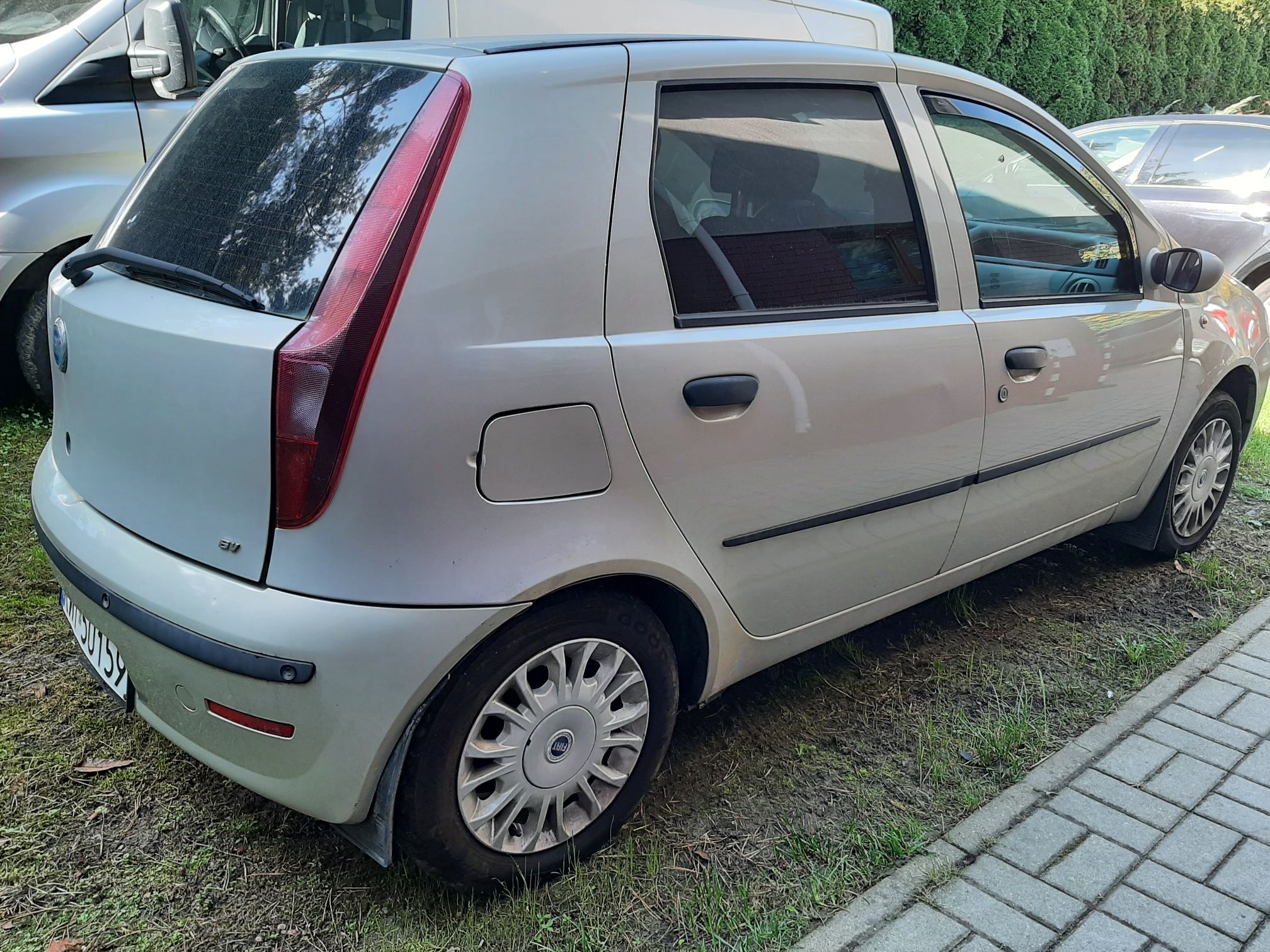 Fiat Punto - widok boczny od prawej strony 
