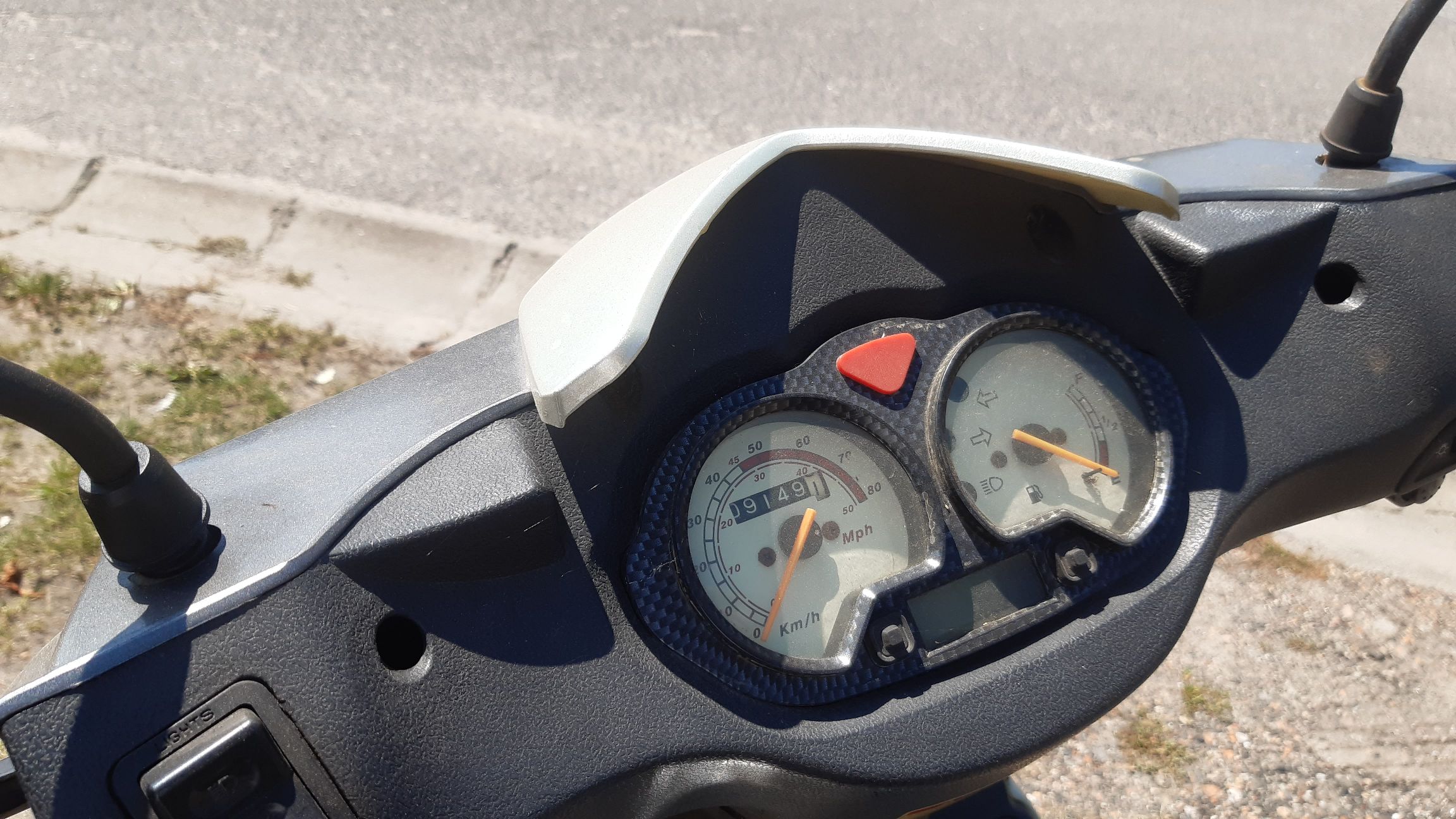 Kierownica motoroweru z widocznymi zegarami