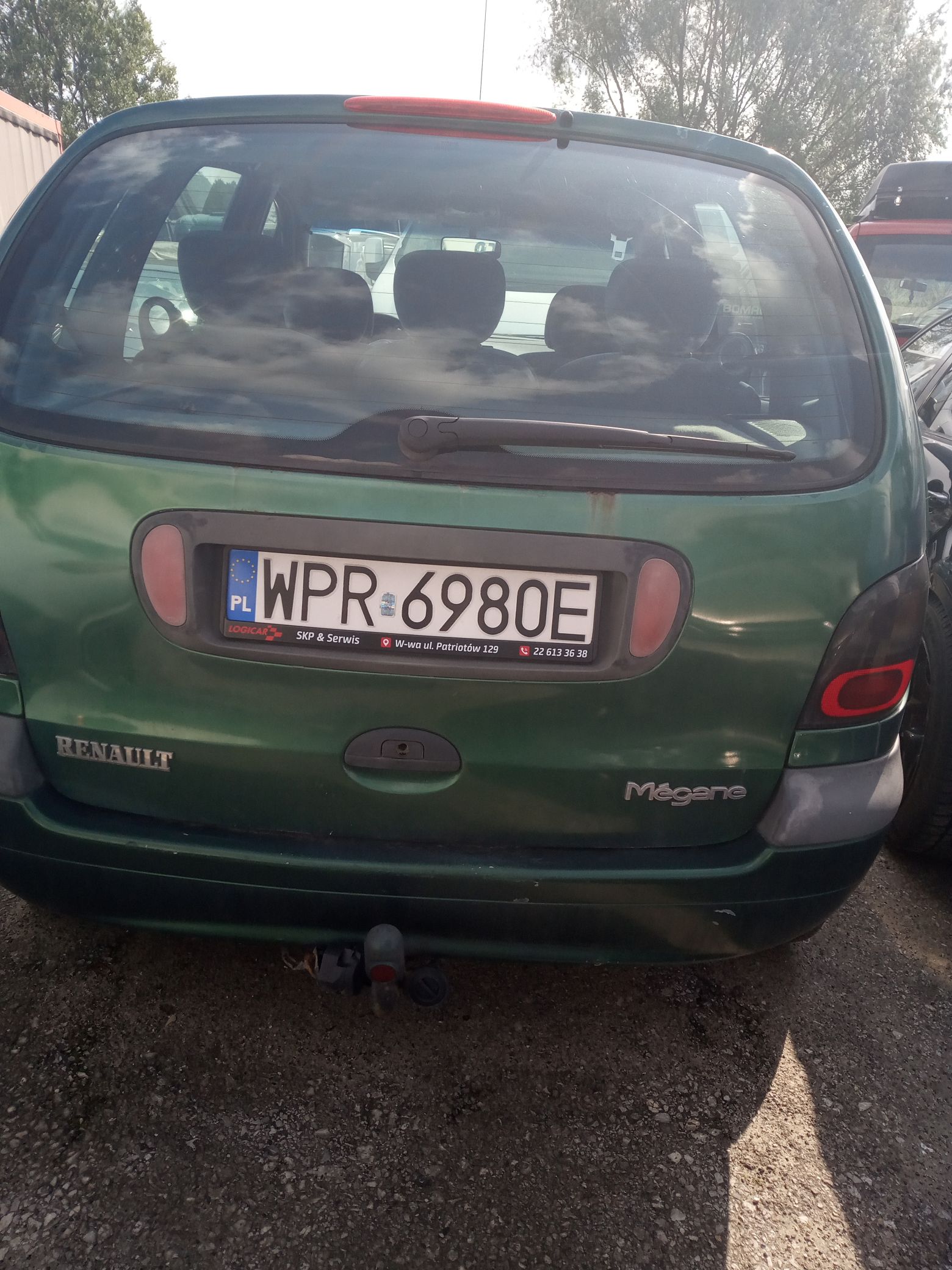 Tył zielonego pojazdu