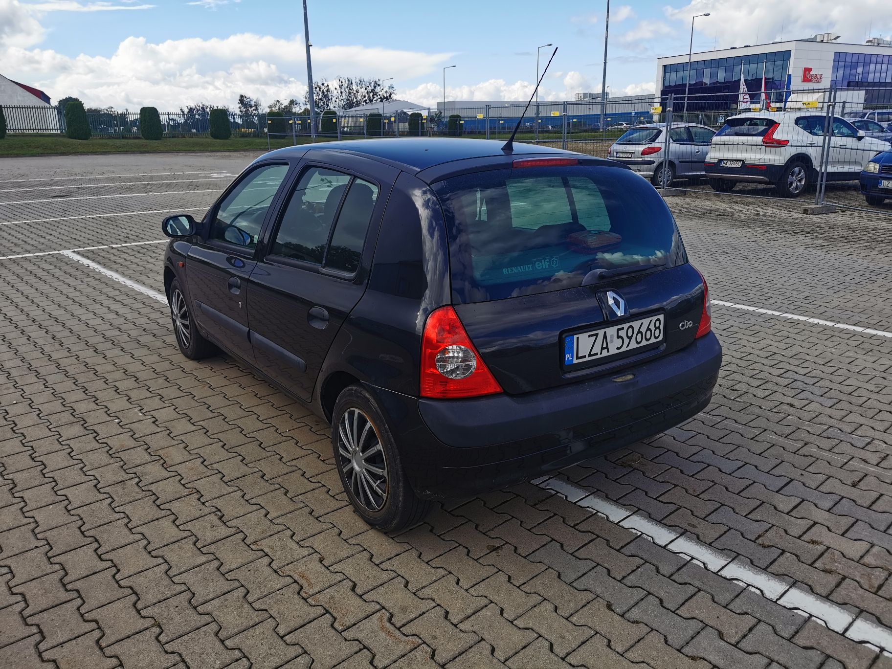 Lewy tylny narożnik pojazdu. Lewa tylna lampa. Tablica rejestracyjna.