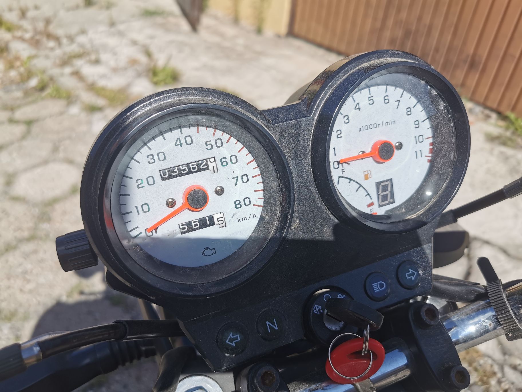 Zegary pojazdu. Licznik wskazujący na przebieg 3562 km.