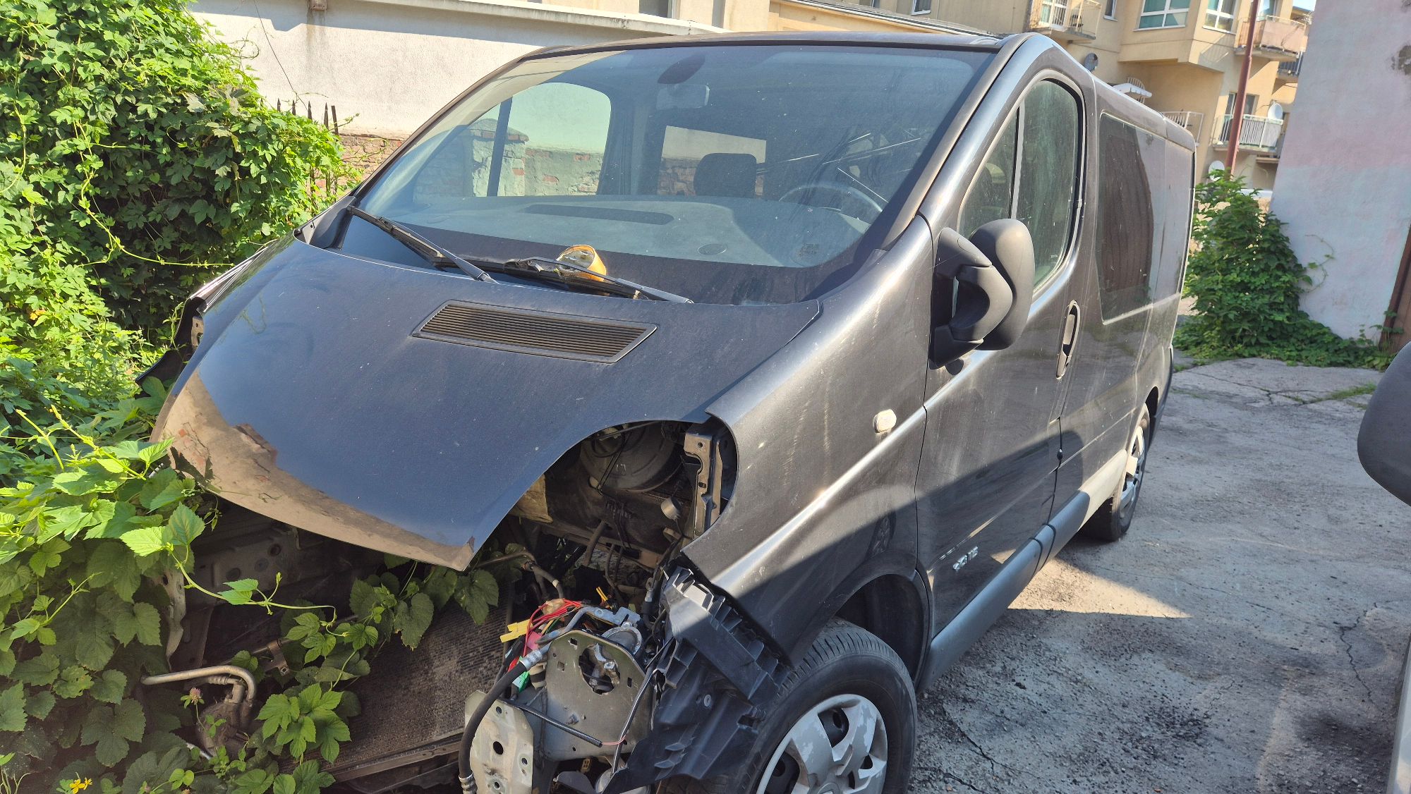 Przód nadwozia Renault Trafic. Zdemontowany silnik oraz zderzak, pas przedni, lampy, chłodnice.