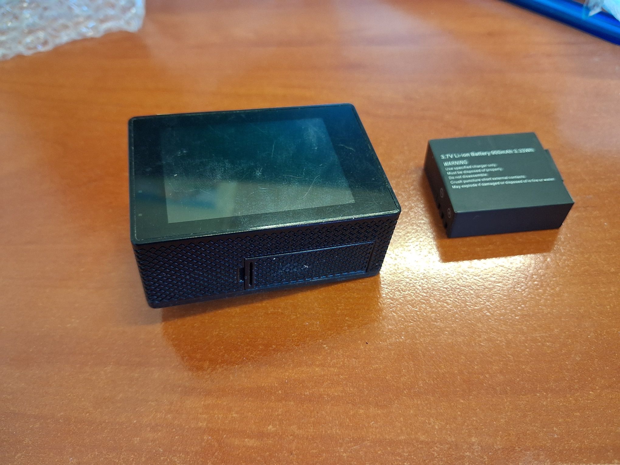 Widok tylnej części kamery 4K Ultra HD wraz z baterią