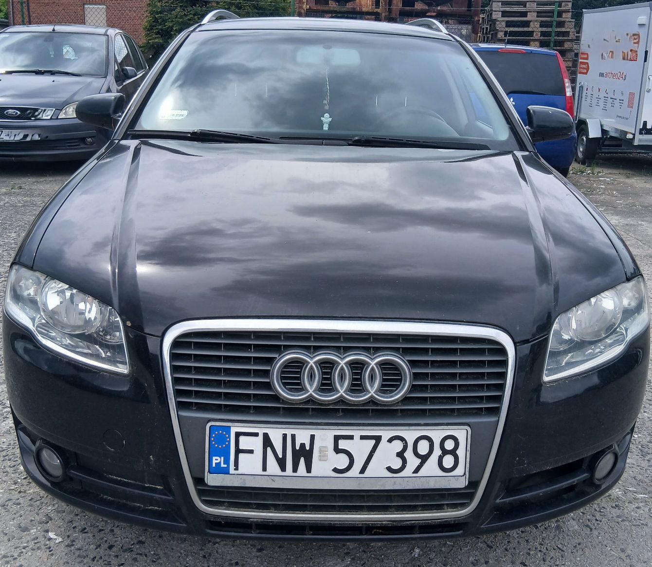 Przód czarnej Audi A4 bez widocznych uszkodzeń
