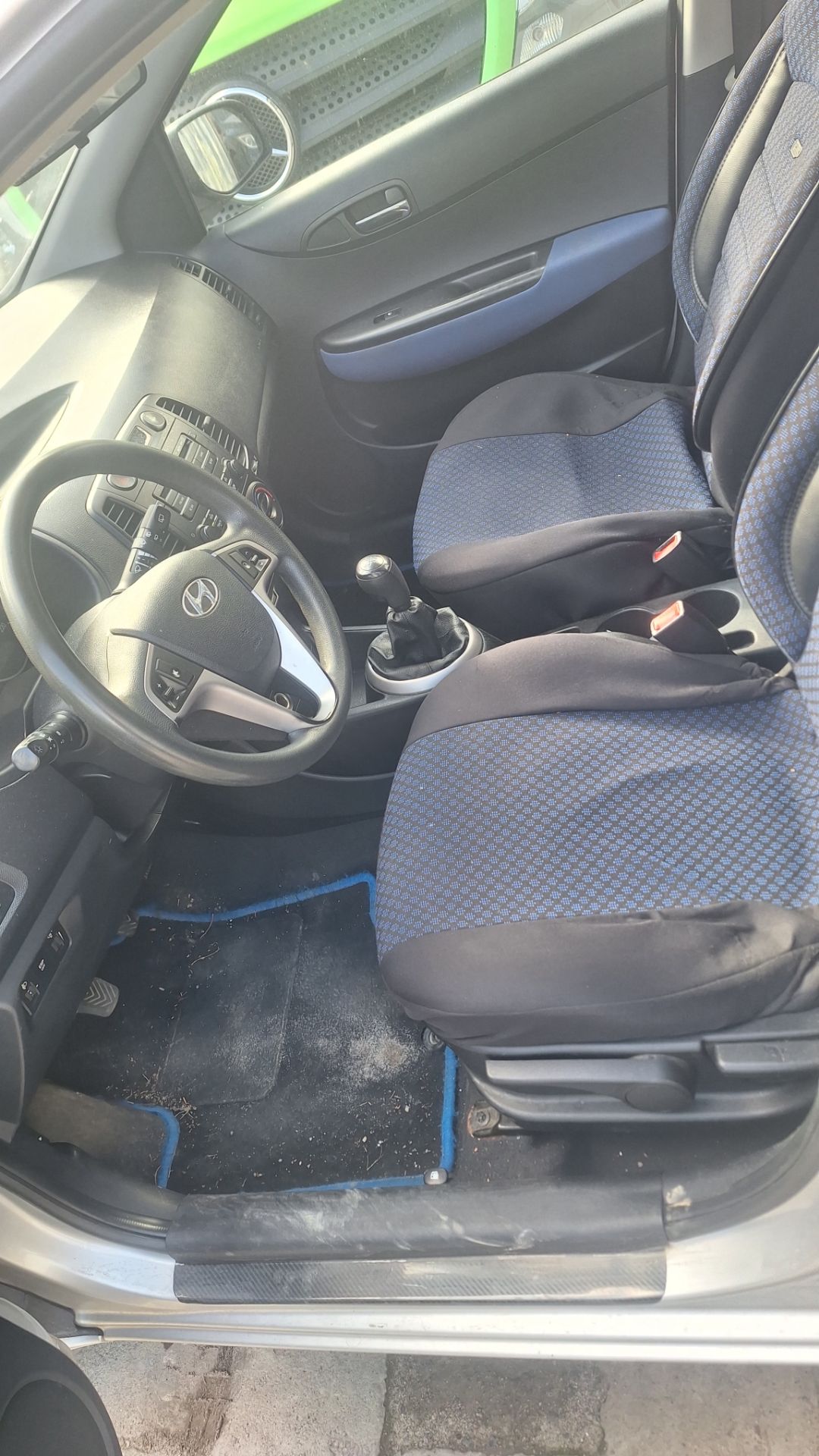 Wnętrze samochodu Hyundai i20 z układem kierowniczym.