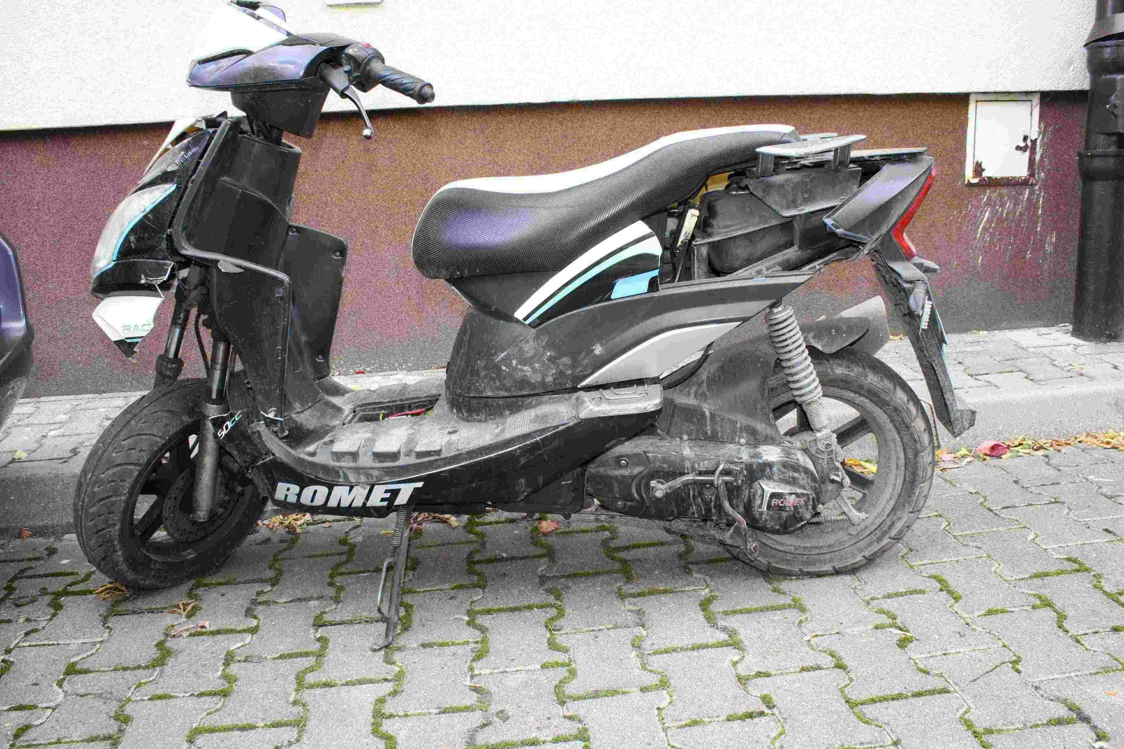 widok lewego boku motoroweru