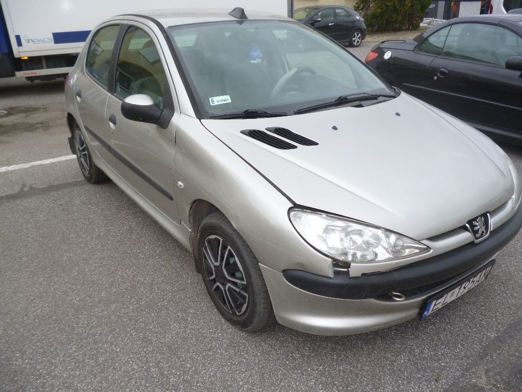 Zdjęcie przedmiotu. Przód prawy pojazdu osobowego Peugeot 206.