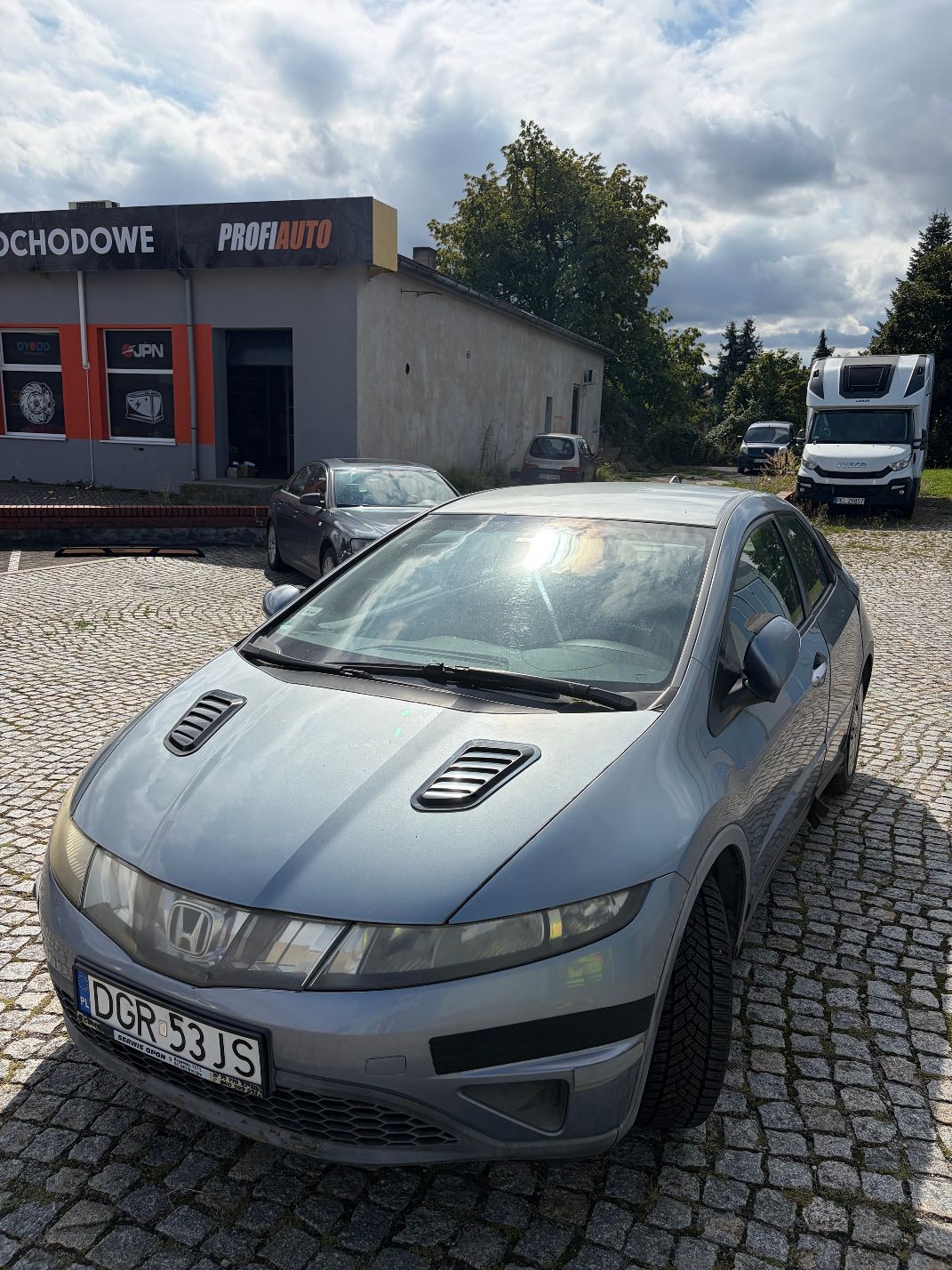 Samochód w kolorze szaroniebieskim - przód.