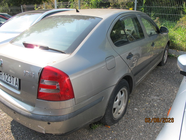 Zdjęcie przedstawia prawy bok pojazdu Skoda Octavia.