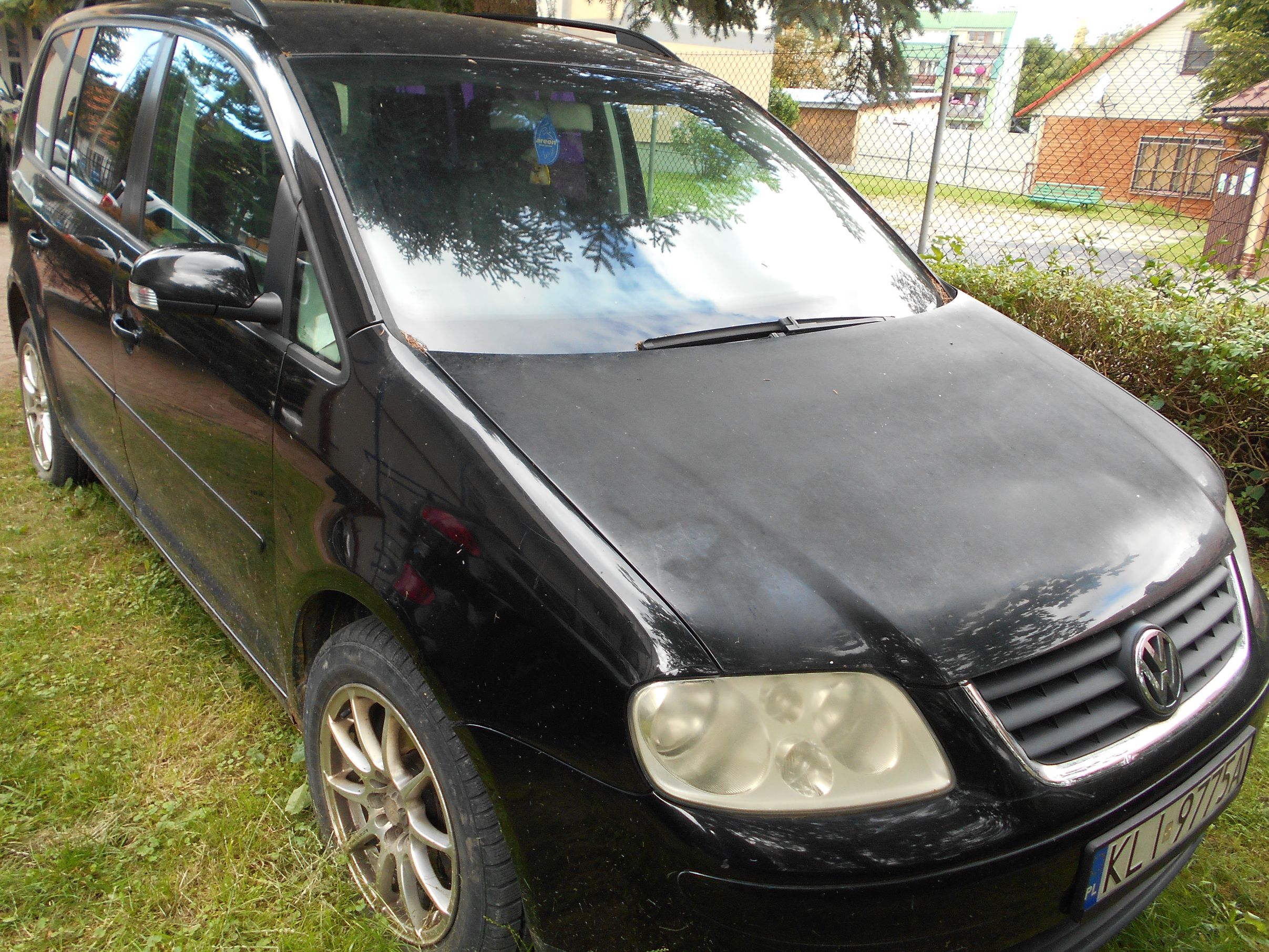 Czarny samochód osobowy Volkswagen