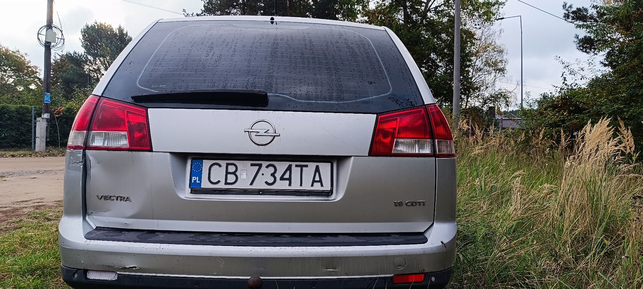 widok z tyłu, wgniecenie klapy bagażnika