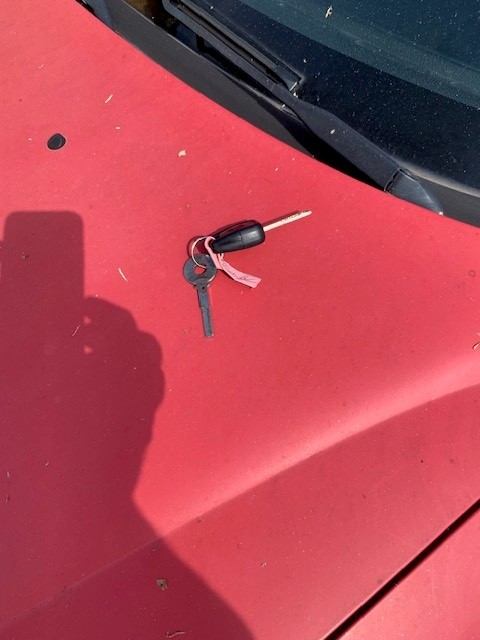 Na zdjęciu widoczny jest kluczyk do samochodu Opel Vectra.