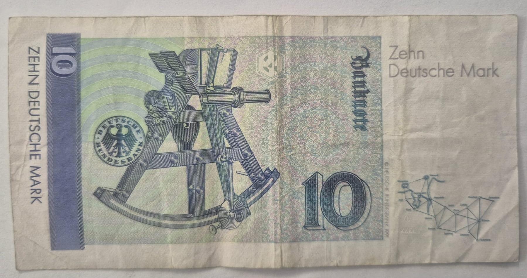 Rewers banknotu 10 marek niemieckich z rysunkiem sekstantu