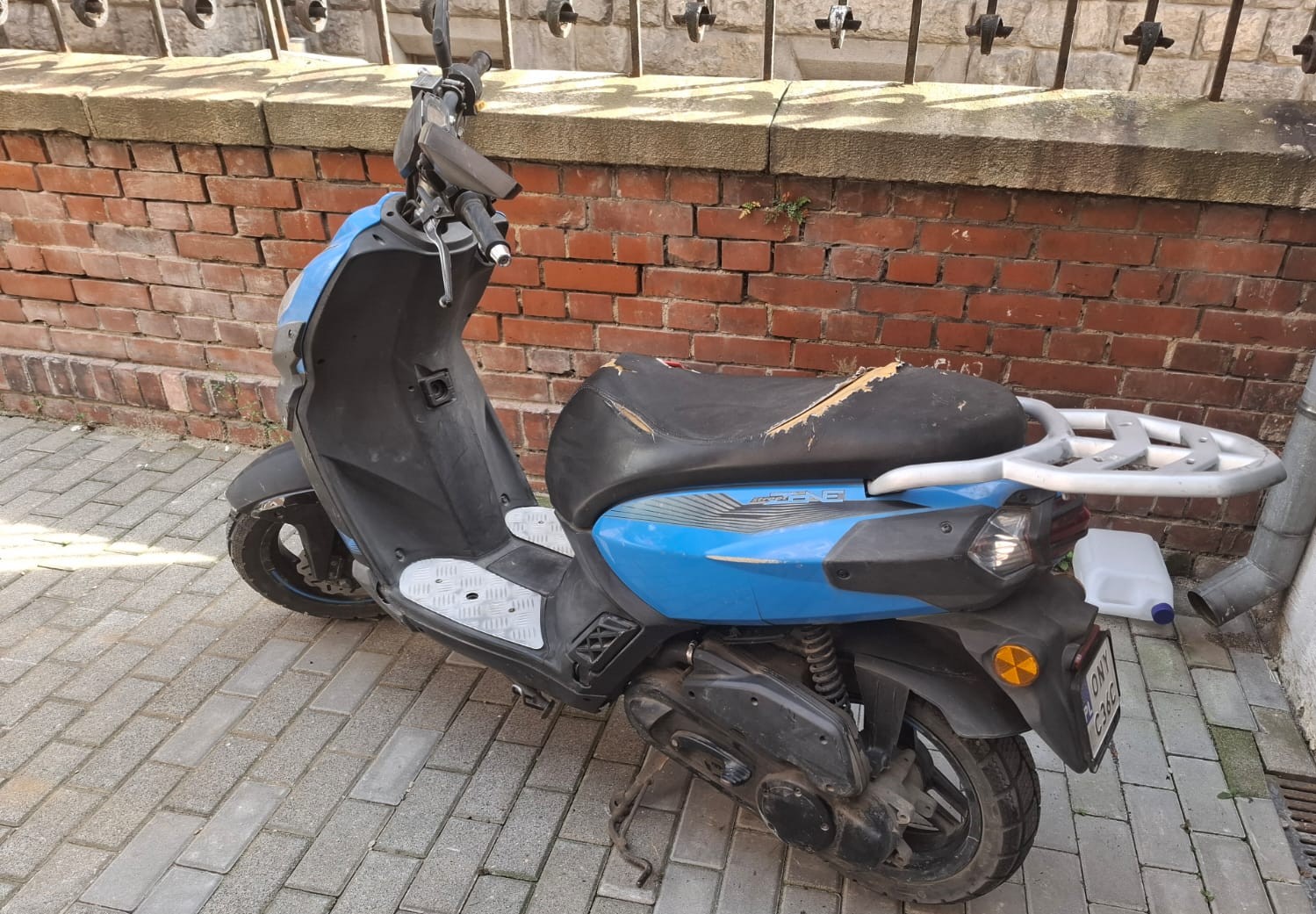 Widok tyłu oraz cześci lewego boku skutera Peugeot Kisbee.