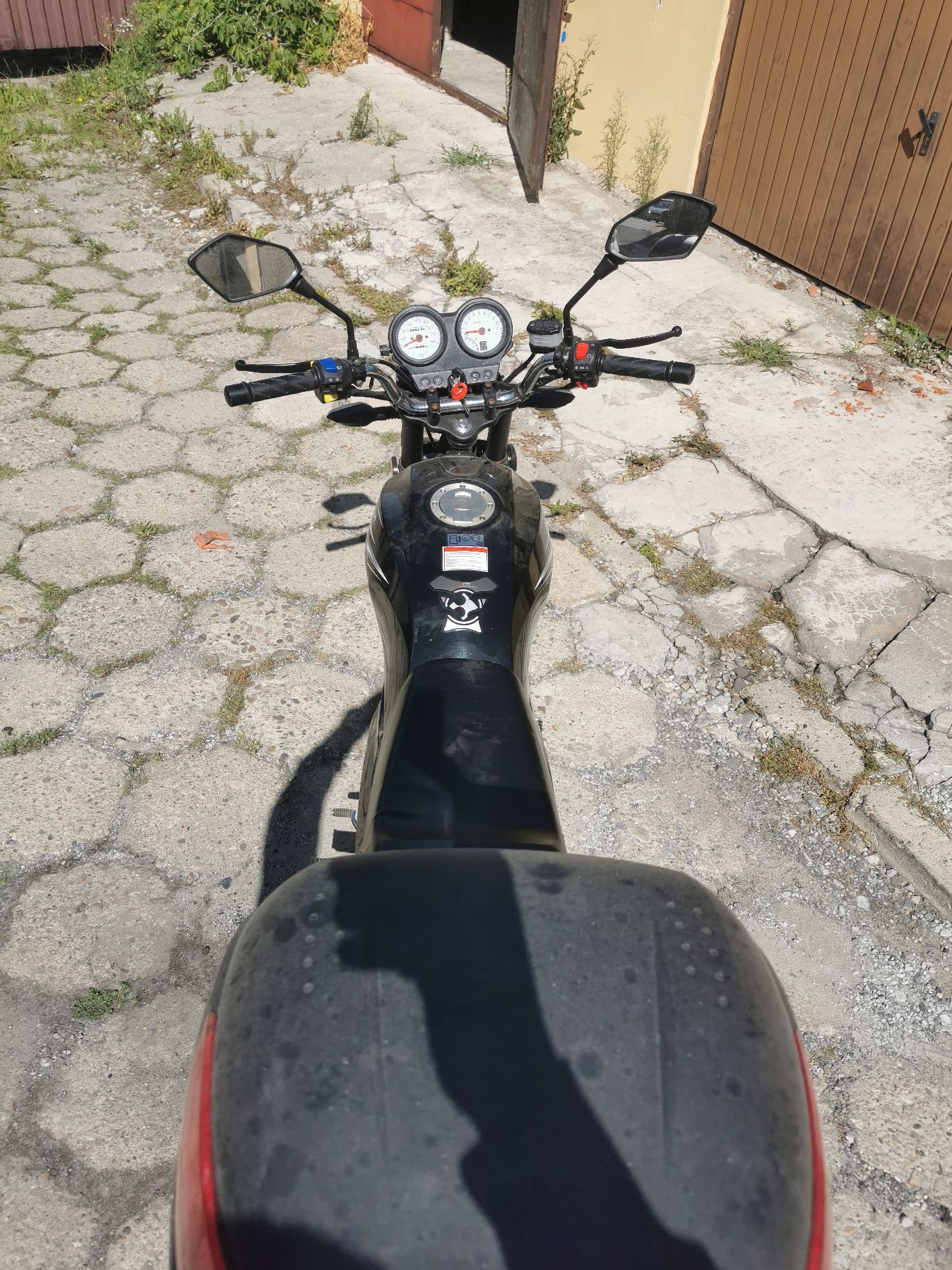 Siedzenie, bak pojazdu, zegary, kierownica.