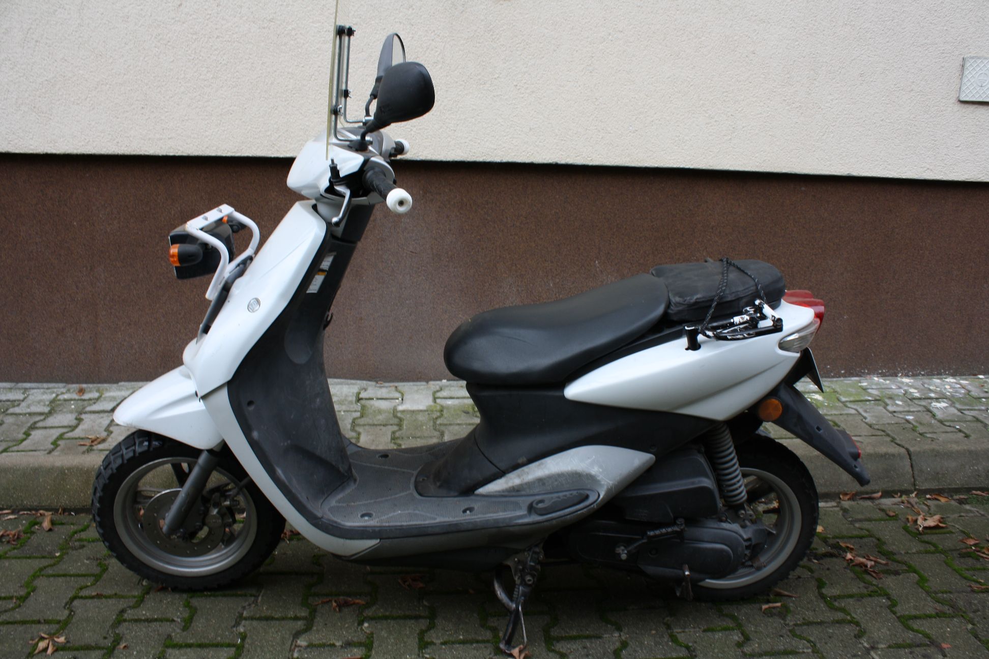 Widok na lewy bok motoroweru