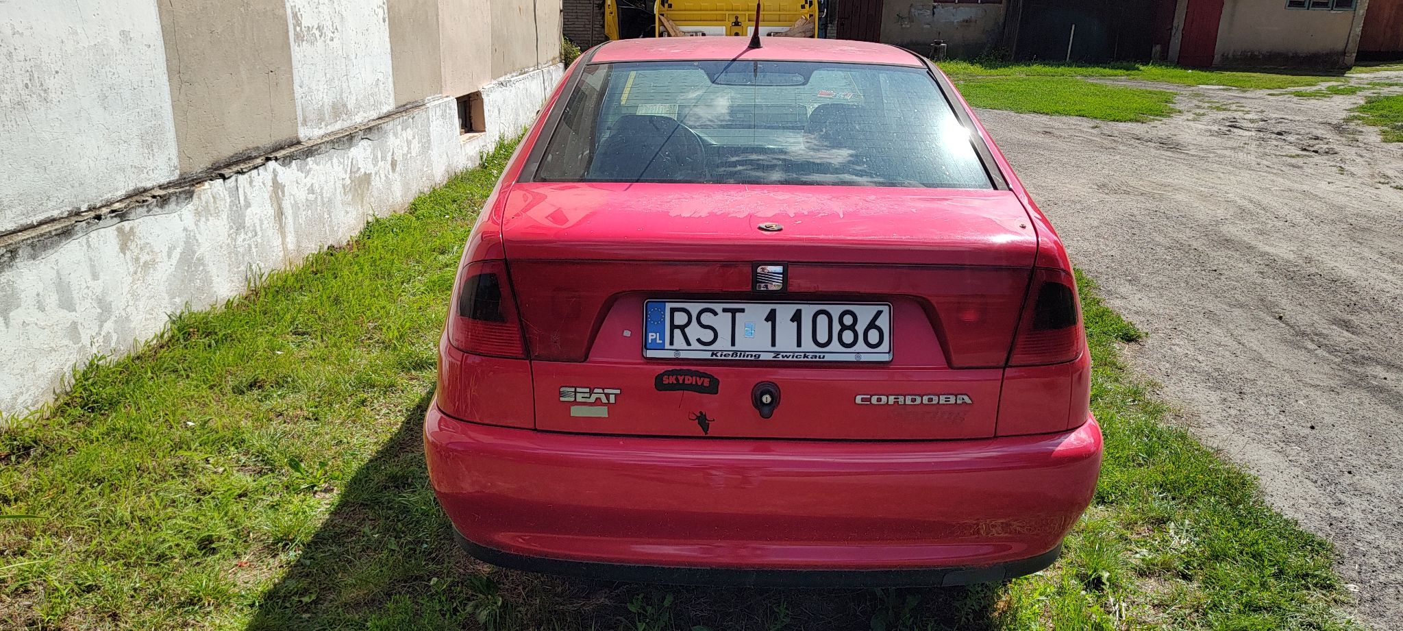 Tył pojazdu z widocznymi ubytkami lakieru.