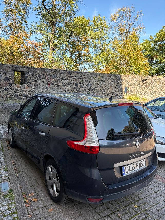 Lewy tył samochodu w kolorze czarnym.