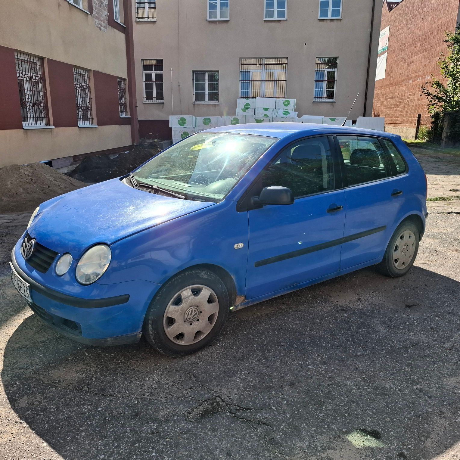Zdjęcie pojazdu z prawej przedniej strony.