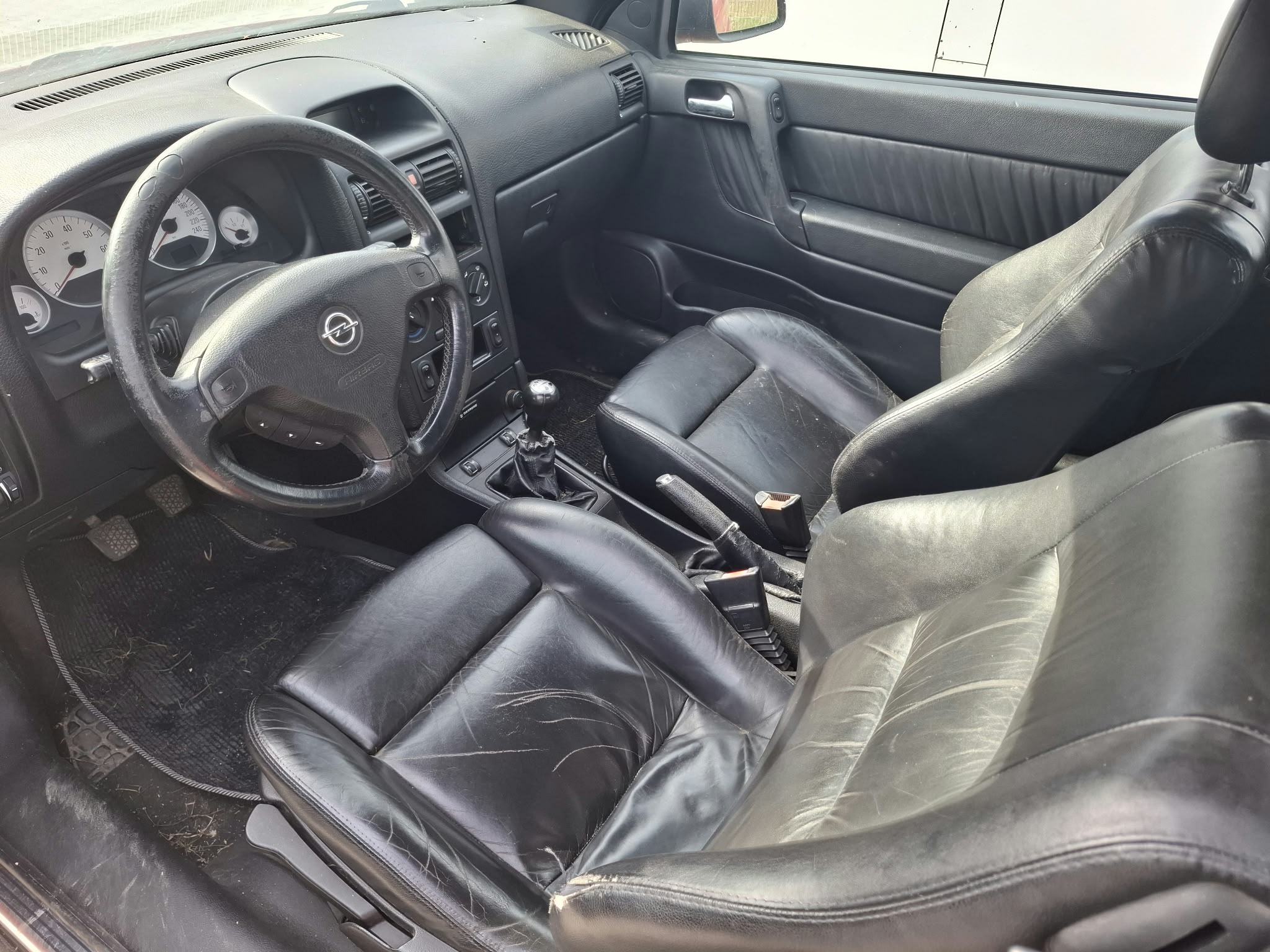 Widok przedniej części wnętrza samochodu Opel Astra Cabrio.