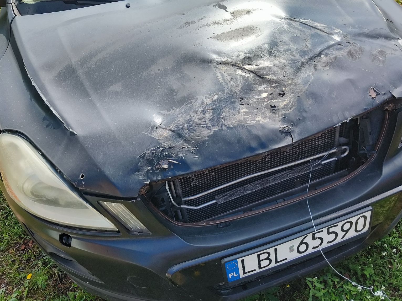 Uszkodzenia widoczne na zderzaku przednim