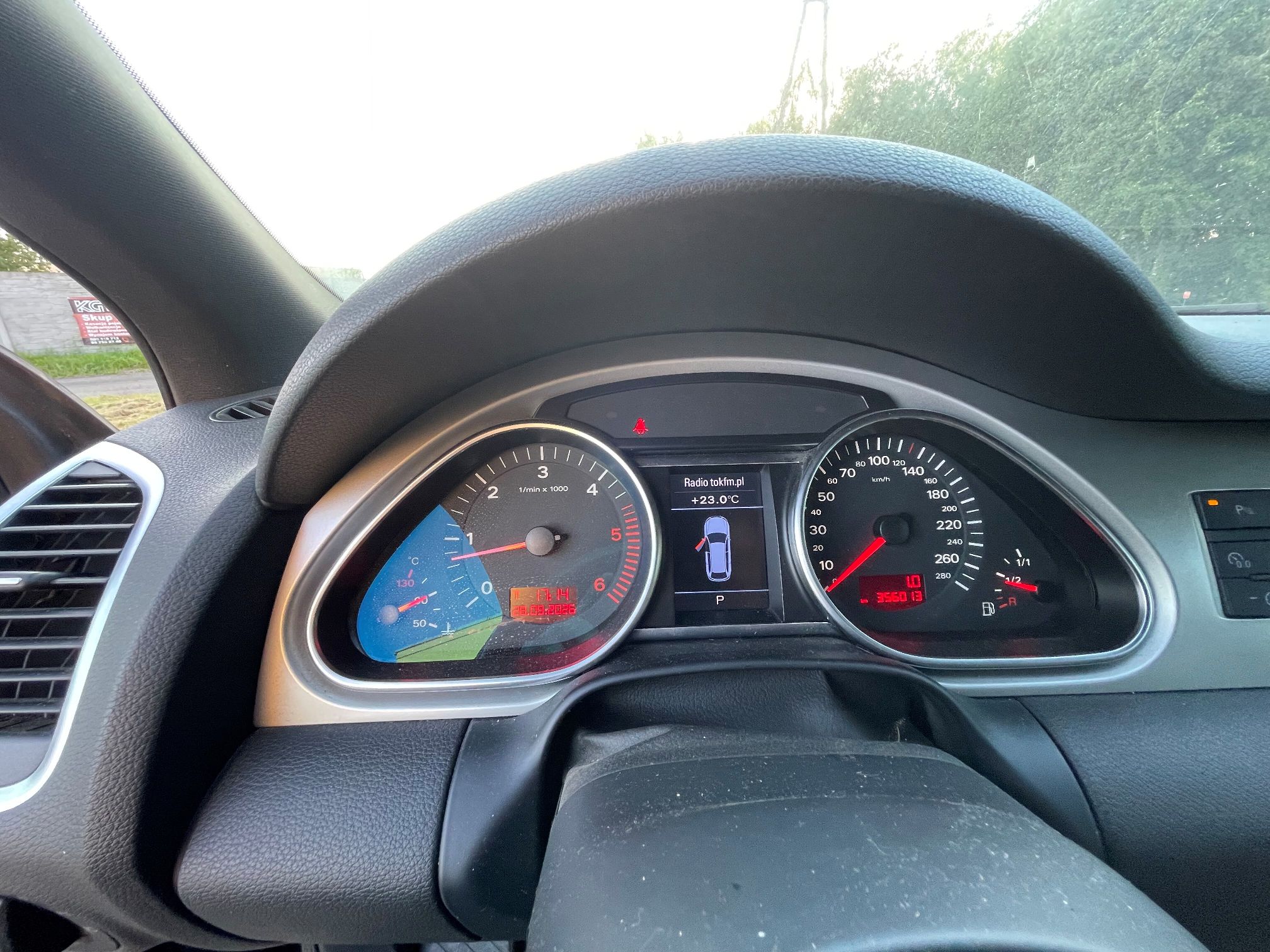 Zestaw wskaźników - tablica rozdzielcza. Widoczne wskazanie przebiegu 356013 km.