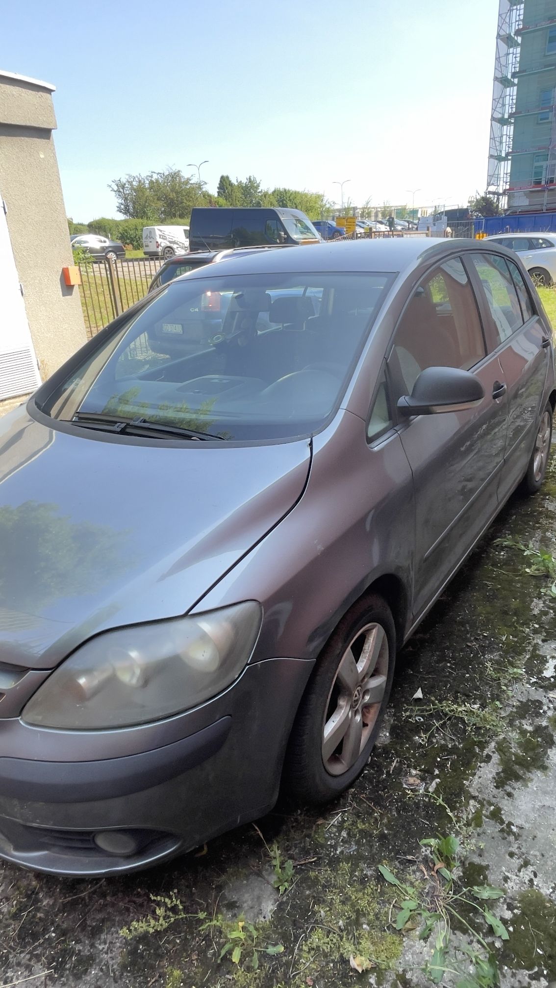 Lewy bok VW Golfa z przodu