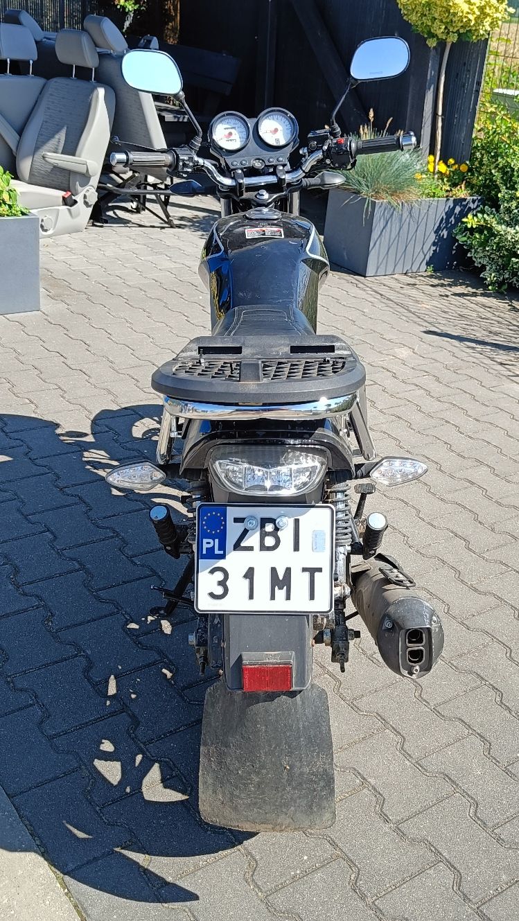 Tył motocykla w kolorze czarnym