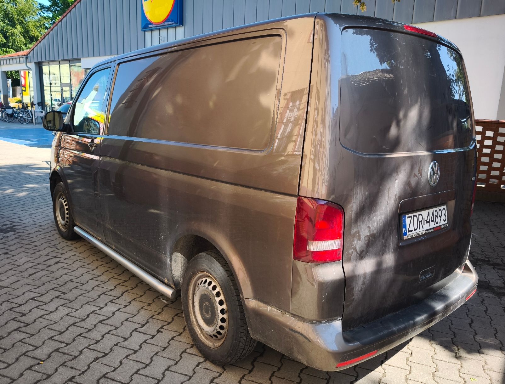 Tył oraz prawy bok pojazdu- widoczne uszkodzenia zderzaka.