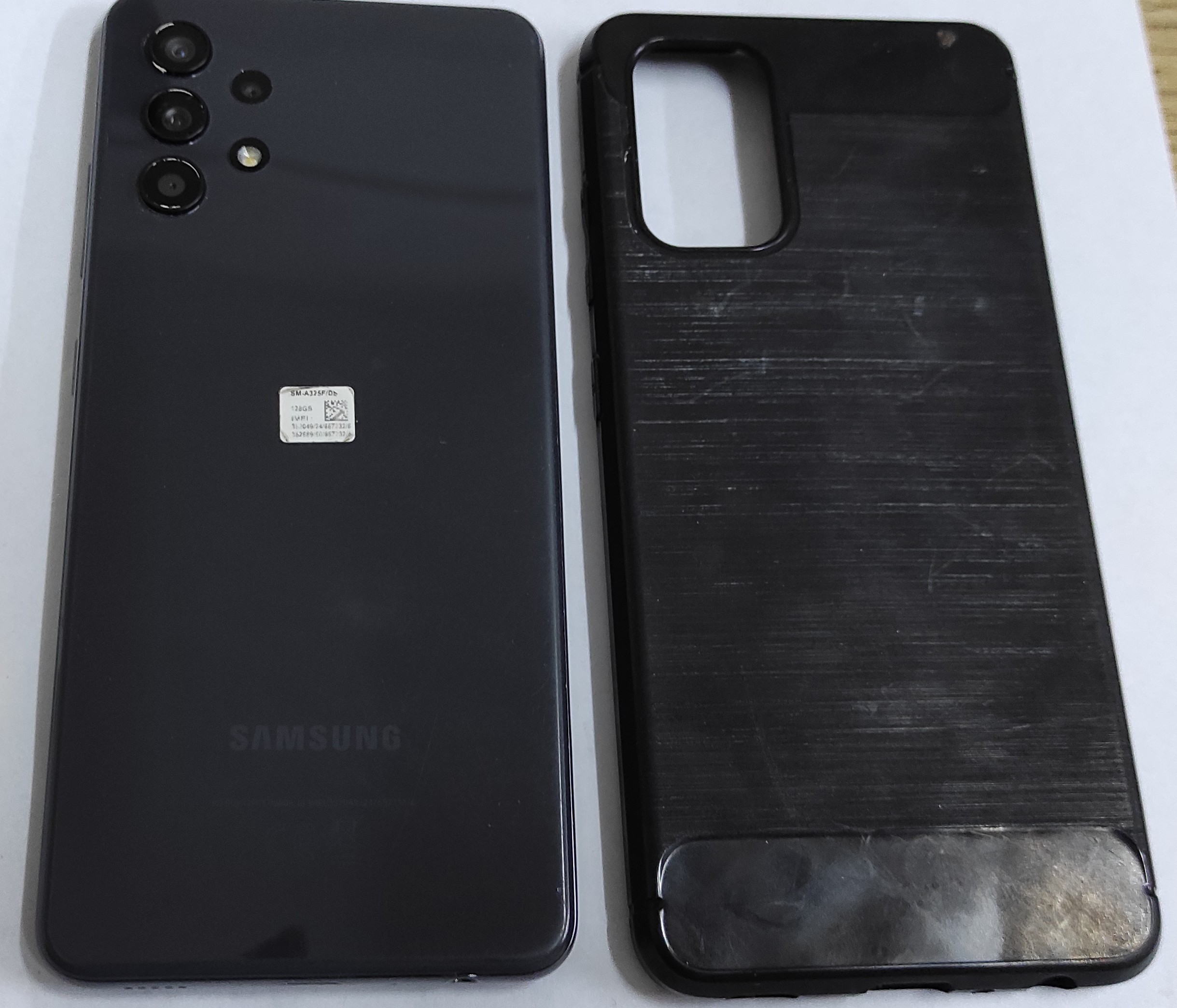 Tylna obudowa telefonu koloru czarnego oraz etui koloruczarnego.