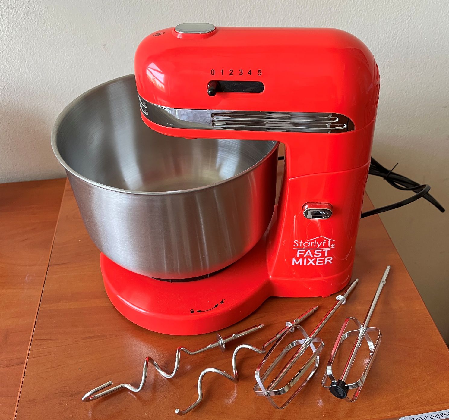 Czerwony mikser Starlyf Fast Mixer z metalową misą oraz akcesoriami