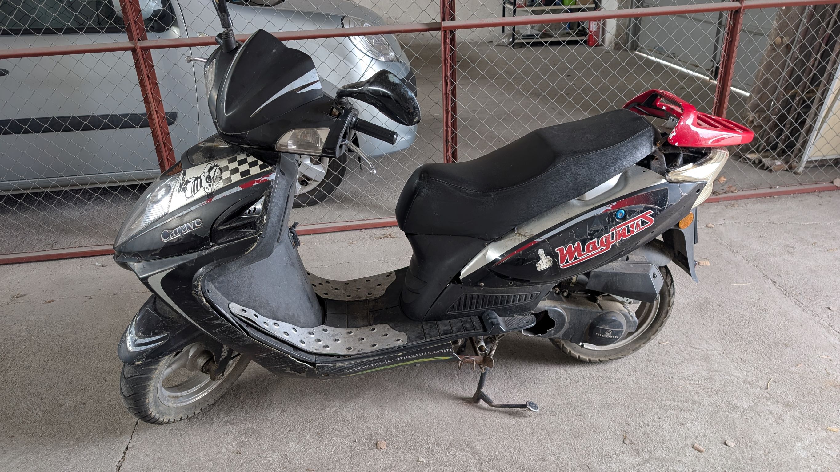 motorower w całości z lewego boku