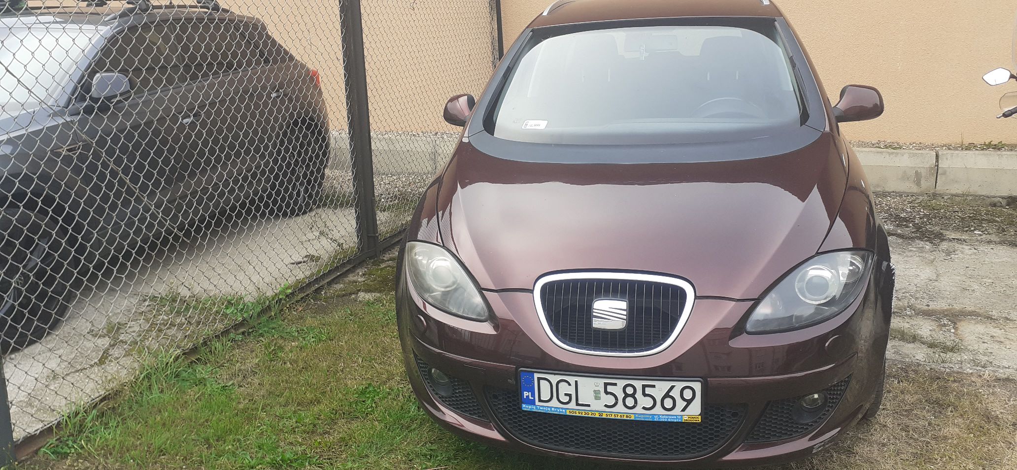 Przód samochodu SEAT ALTEA XL w kolorze ciemnobordowym.
