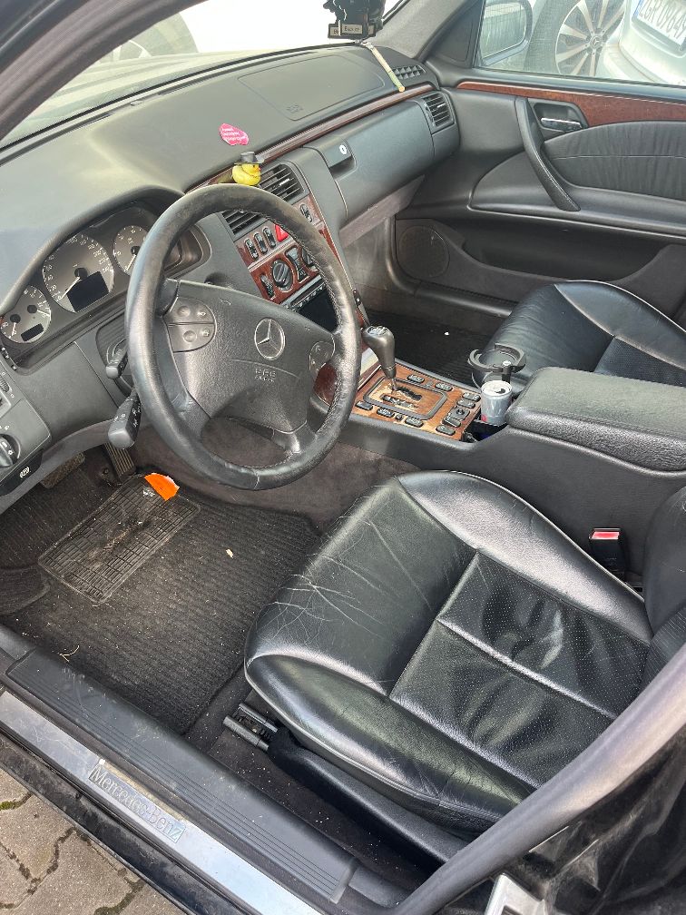 Wnętrze Mercedesa W210 w wersji poliftingowej.